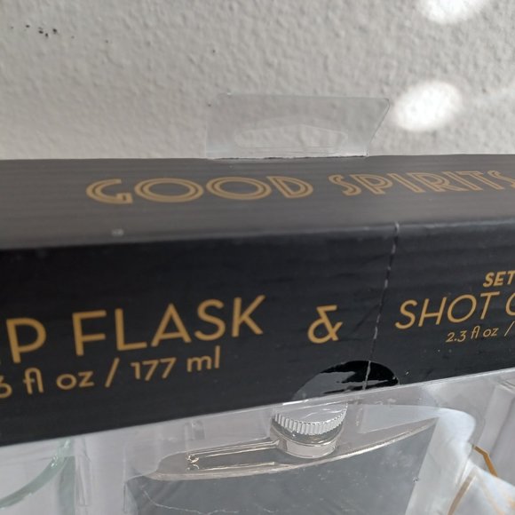 NEW Black and Gold “M” Hip Flask and Shot Glass Set (Petaca, Vasos de Chupito) - Picture 3 of 12